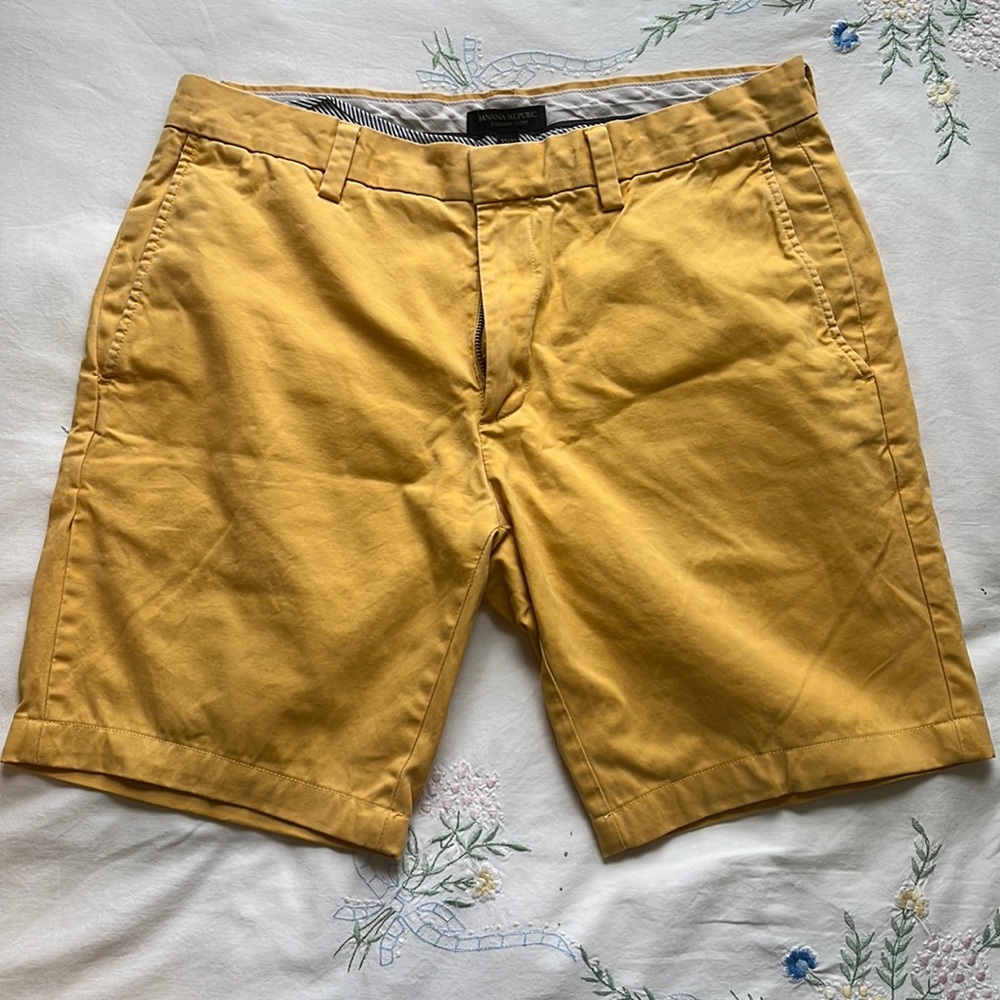 Men’s Banana Republic shorts. Yellow, 32” waist.